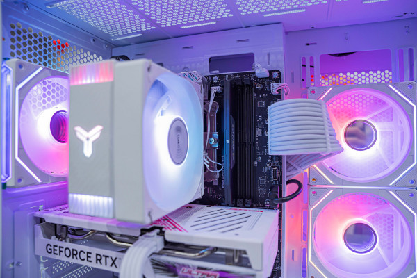 PC AMD GAMING PRO RYZEN 5 7500F - RTX 5070 12GB OC WHITE (All NEW - Bảo hành 36 tháng)