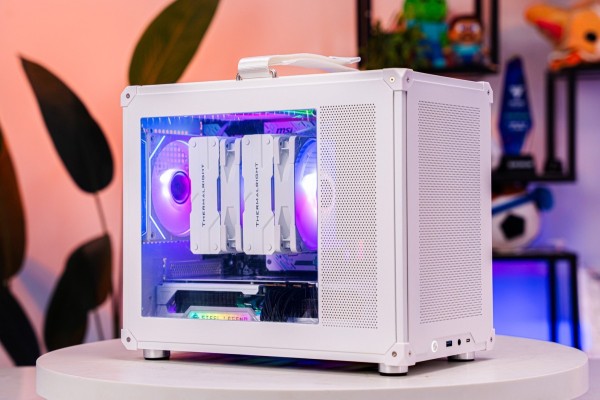 PC MINI AMD SUPER LUXURY RYZEN 7 7800X3D - RX 9070 XT 16GB WHITE (ALL NEW - Bảo hành 36 tháng)