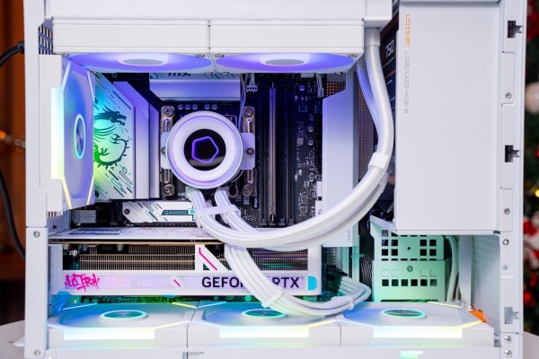 PC MINI AMD GAMING PRO RYZEN 7 7800X3D - RTX 5070 12GB OC WHITE