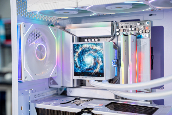 PC TTG AMD GAMING LUXURY RYZEN 7 9850X3D - RTX 5070 12GB OC WHITE - TẶNG KÈM MÀN HÌNH 27 Inch 2K